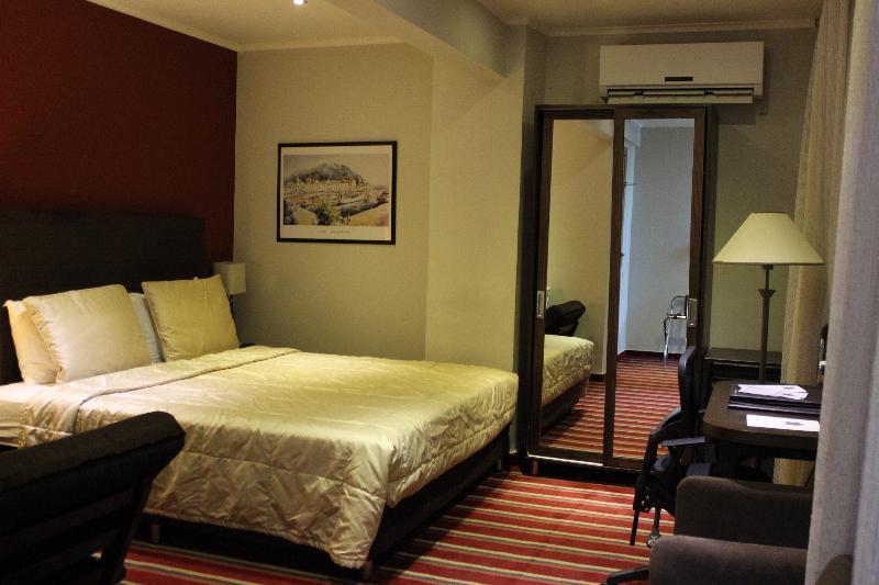 The J Hotel & Spa Beirut Bagian luar foto